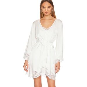 Sian Short Lace Robe in White
